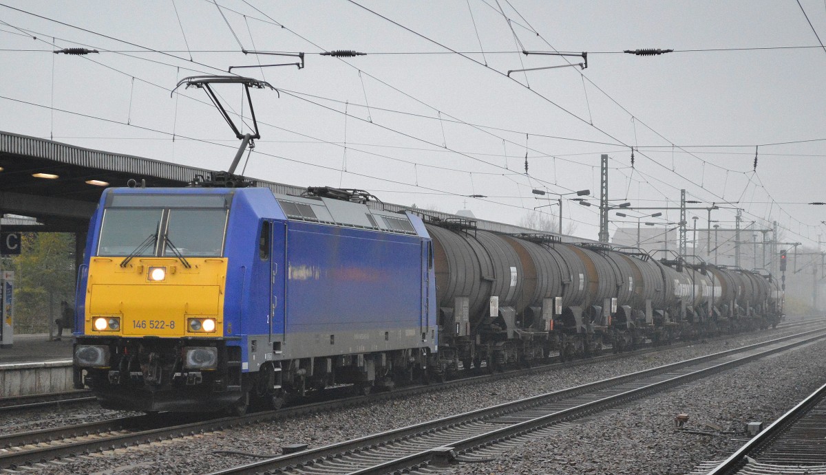 Captrain Lok 146 522-8 mit einem Ganzzug Kesselwagen lt. UN-Nr. 44/2448 für den Transport von geschmolzenem Schwefel am 13.11.14 Bhf. Flughafen Berlin-Schönefeld. 