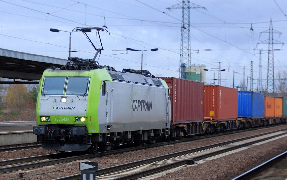 Captrain Lok 185 543-6 mit Containerzug am 21.11.13 Durhfahrt Bhf. Flughafen Berlin-Sch�nefeld.