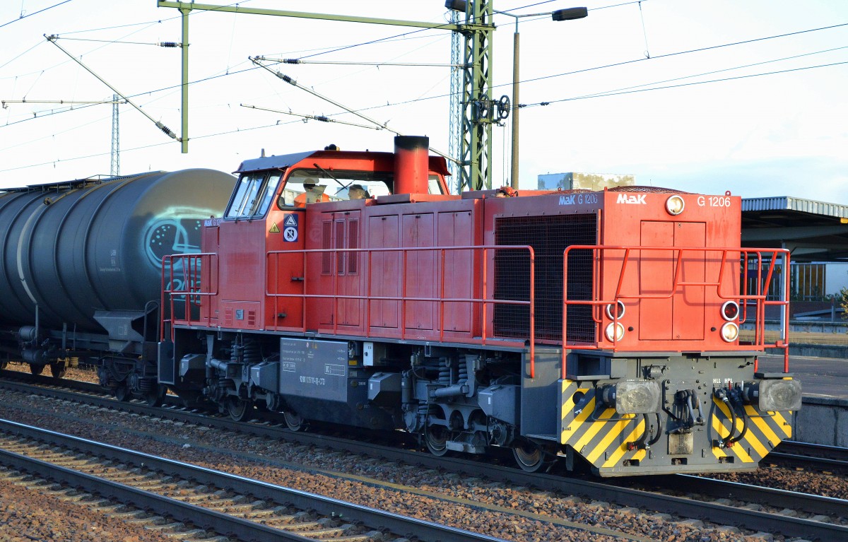 Captrain Mitlok 275 111-3 holt den abgestellten Kesselwagenzug im Bhf. Flughafen Berlin-Schönfeld ab, 19.11.15 