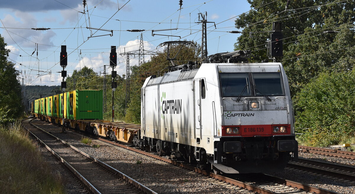 Captrain Polska Sp. z o.o. mit der geleasten Akiem Lok  E 186 139  [NVR-Nummer: 91 80 6186 139-2 D-AKIEM] und einem KLV-Zug am 29.09.25 Höhe Bahnhof Saarmund.