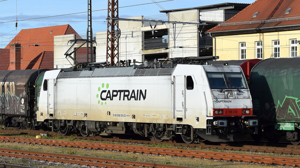 Captrain Polska Sp. z o.o. mit der geleasten Akiem Lok  E 186 139  [NVR-Nummer: 91 80 6186 139-2 D-AKIEM] beim Unsetzen vor einen Coilzug am 29.10.25 Höhe Bahnhof Frankfurt/Oder.