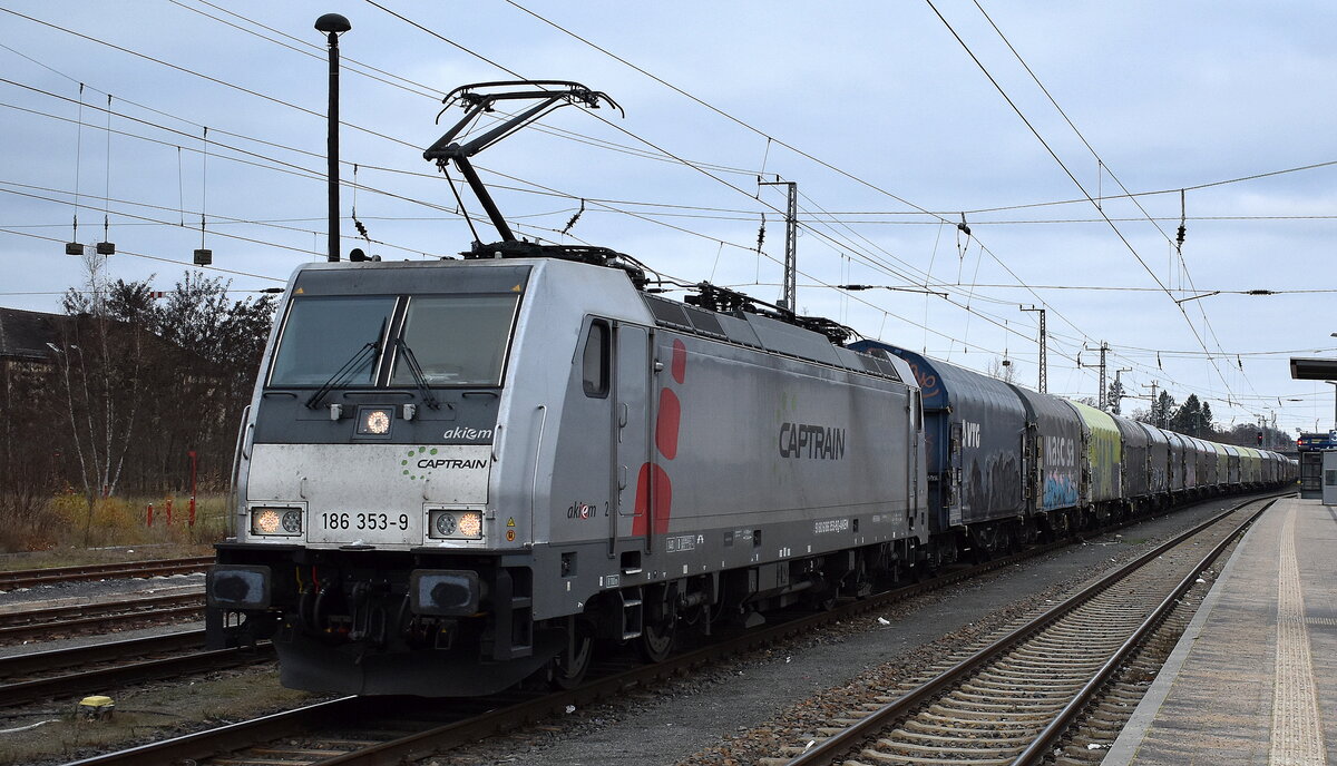 Captrain Polska Sp. z o.o., Wrocław [PL] mit der geleasten Akiem Lok  186 353-9  [NVR-Nummer: 91 80 6186 353-9 D-AKIEM] und einem Coilzug am 27.11.25 Höhe Bahnhof Elsterwerda.