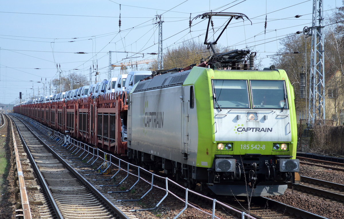 Captrain/ITL 185 542-8 mit PKW-Transportzug (VW-Nutzfahrzeuge) am 05.04.16 Berlin-Hirschgarten.