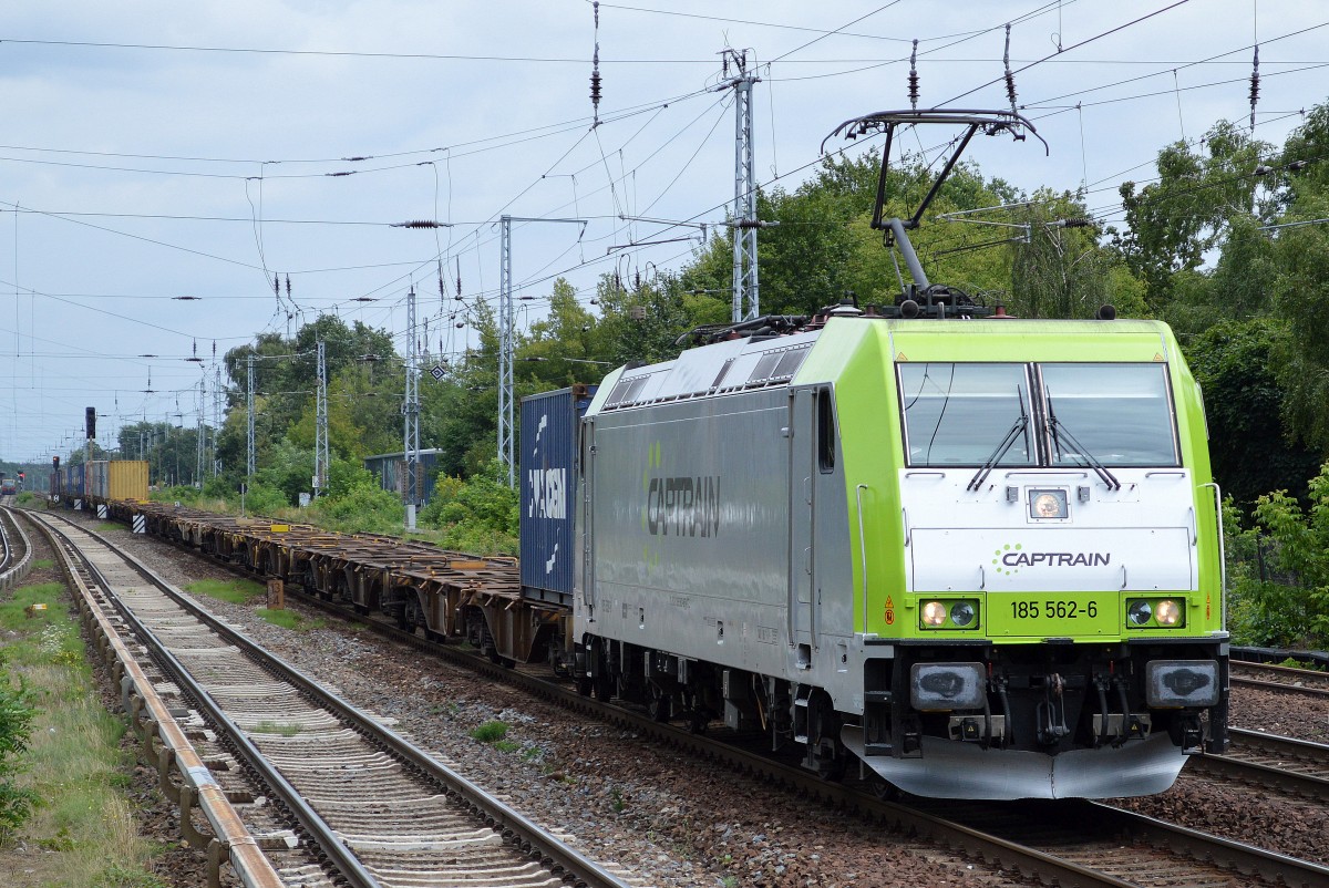 Captrain/ITL 185 562-6 mit einem nur sehr dürftig beladenem Containerzug am 28.07.15 Berlin-Hirschgarten.