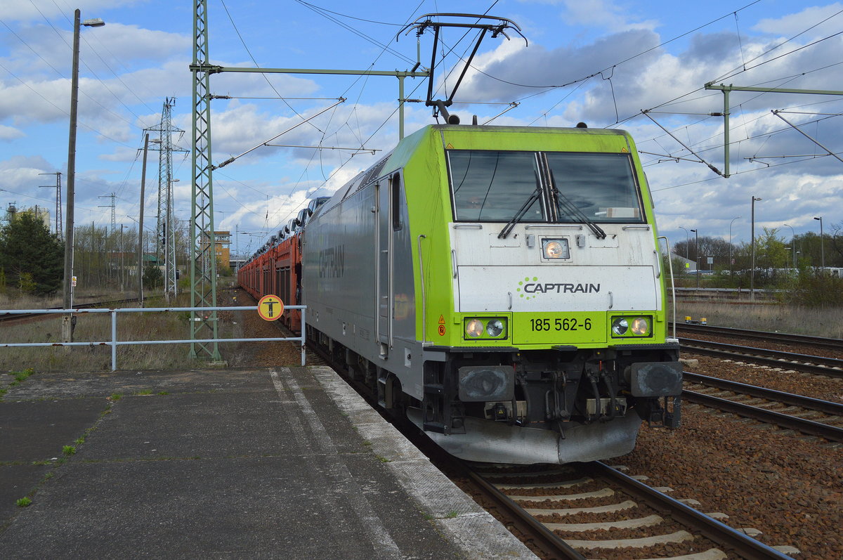 Captrain/ITL 185 562-6 mit einem PKW-Transportzug fabrikneuer VW-Nutzfahrzeuge aus polnischer Produktion am 11.04.17 Bf. Flughafen Berlin-Schönefeld.
