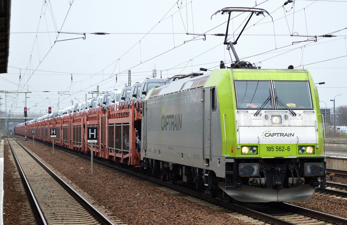 Captrain/ITL 185 562-6 mit PKW-Transportzug mit fabrikneuen VW Nutzfahrzeugen am 12.04.16 Durchfahrt Bhf. Flughafen Berlin Schönefeld.