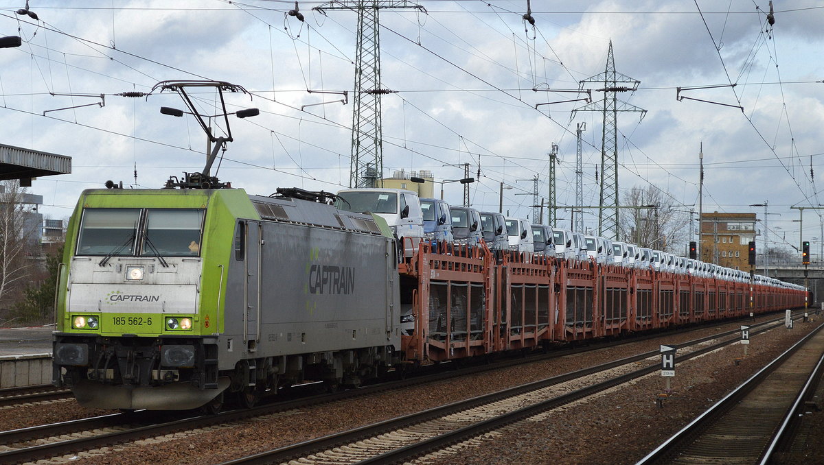 Captrain/ITL 185 562-6 mit PKW-Transportzug (in Polen produzierte VW Transporter + VW Caddy) am 21.02.17 Bf. Flughafen Berlin-Schönefeld. 