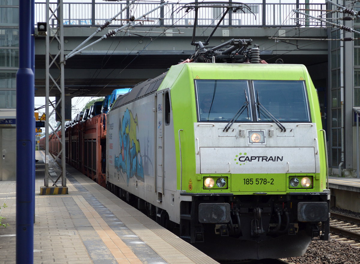 Captrain/ITL 185 578-2 mit Fahrzeugtransportzug mit VW-Nutzfahrzeugen aus polnischer Produktion am 03.08.17 Bf. Berlin-Hohenschönhausen.