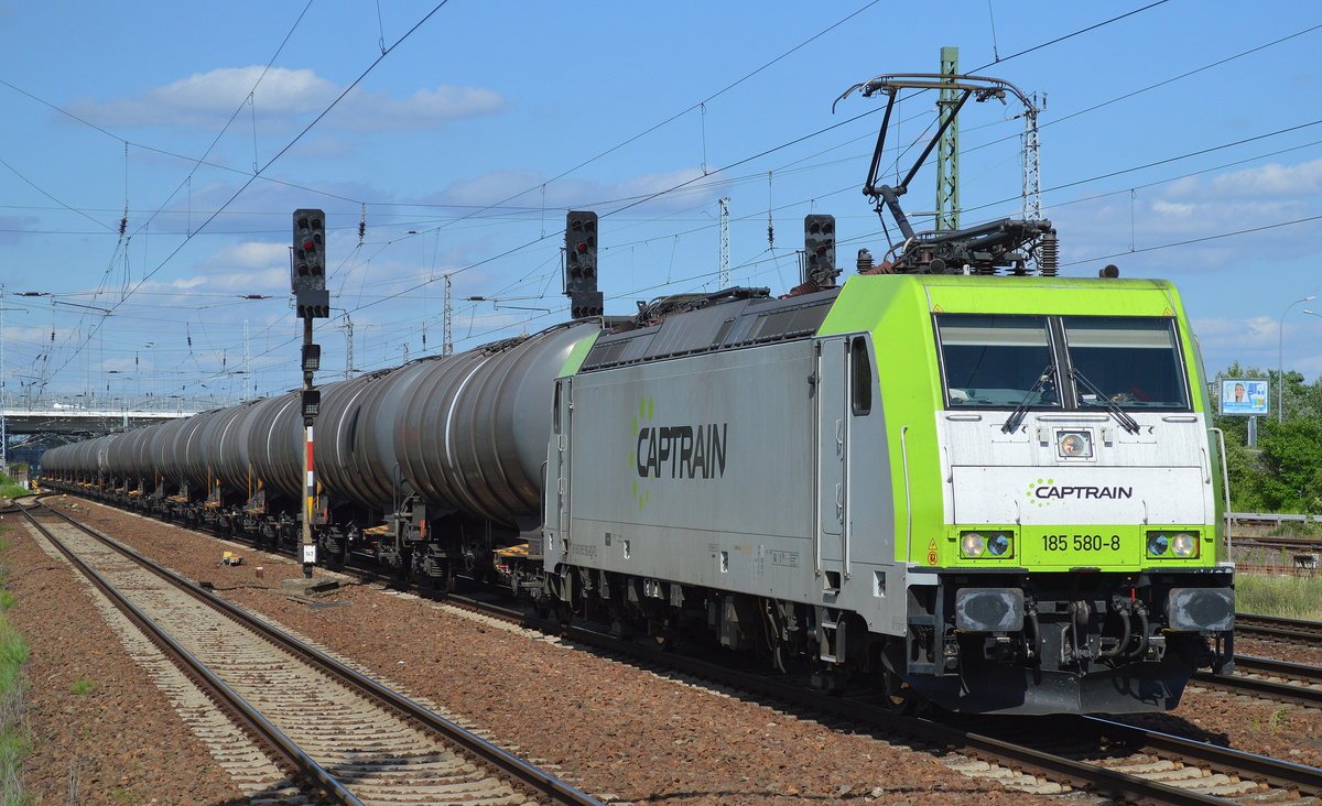 Captrain/ITL 185 580-8 mit Kesselwagenzug am 03.07.17 Bf. Flughafen Berlin-Schönefeld.