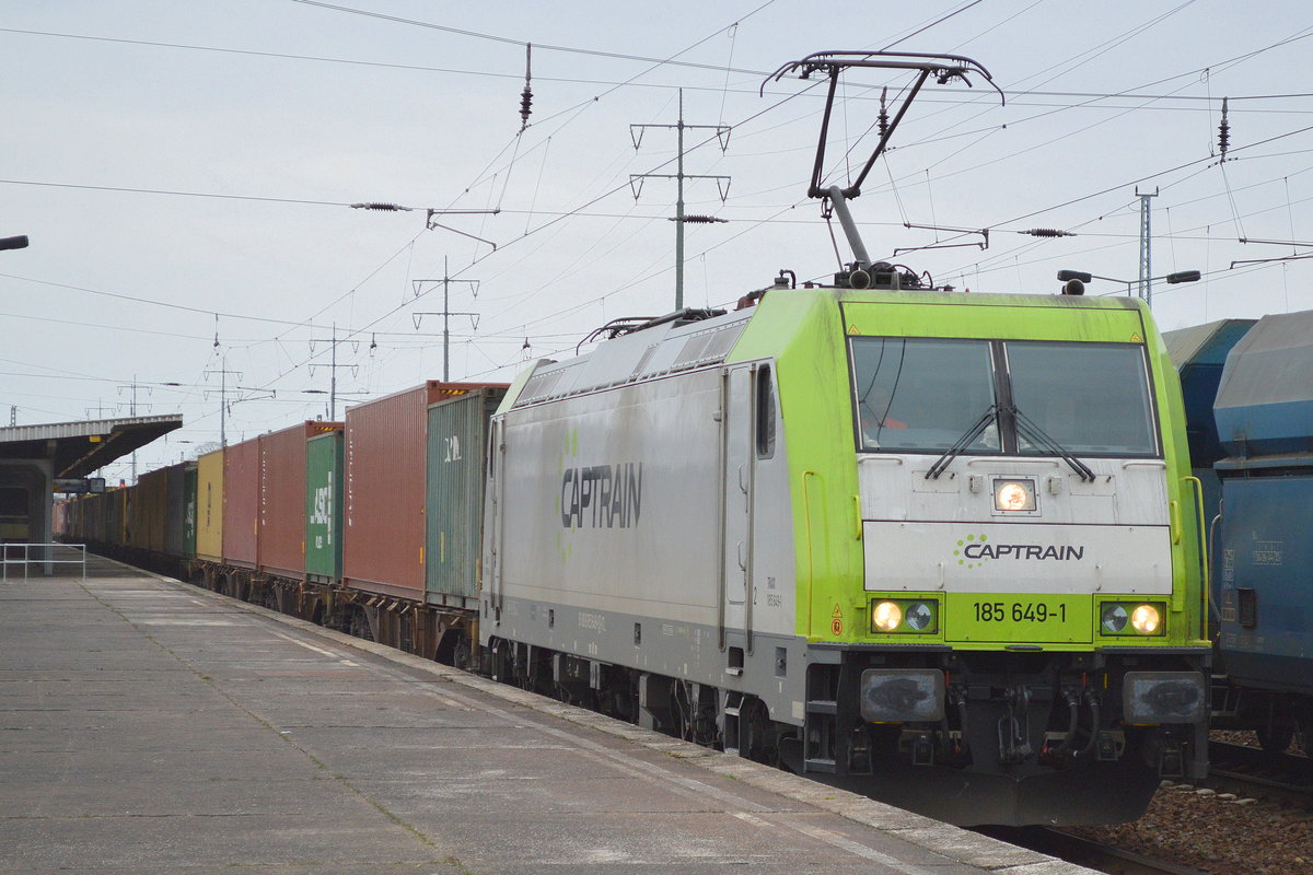Captrain/ITL 185 649-1 mit Containerzug am 14.03.17 Bf. Flughafen Berlin-Schönefeld.
