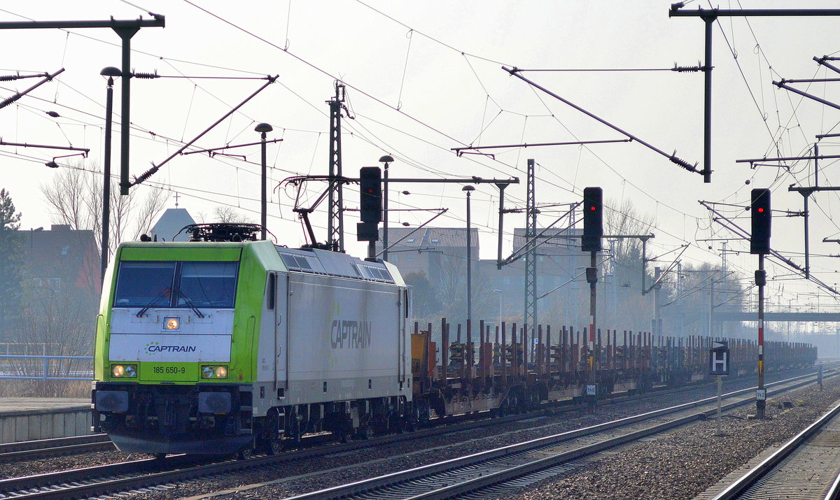 Captrain/ITL 185 650-9 mit einem Güterzug für Langschienen-Transporte (leer) am 16.02.17 Bf. Flughafen Berlin-Schönefeld.
