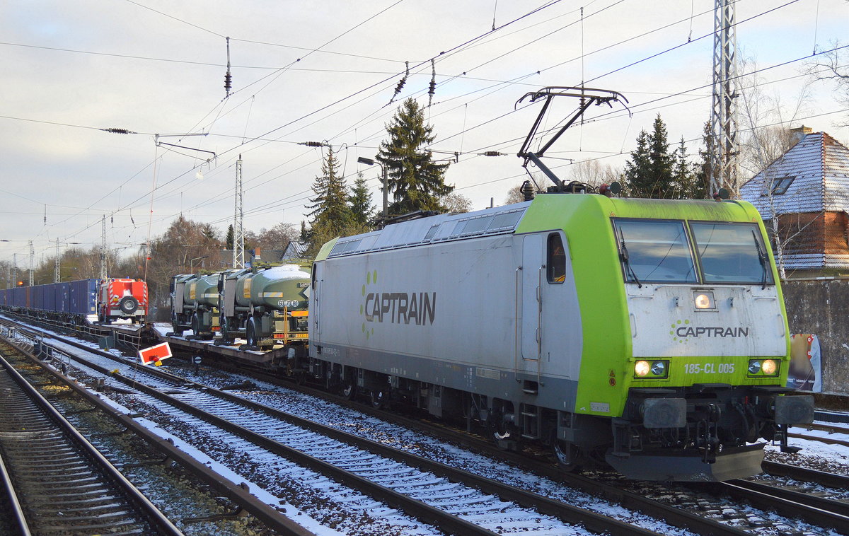 Captrain/ITL 185-CL 005 (185 505-5) mit einem ungewöhnlichen gemischten Güterzug mit drei Armeefahrzeugen aus Frankreich einer langen Reihe Container und am Ende ein französischer Schiebewandwagen, ob es sich einfach um Mitnahme handelte oder es sich um einen gesamten Militärtransport handelte erschloss sich mir daher nicht genau, 16.01.17 Berlin-Hirschgarten.