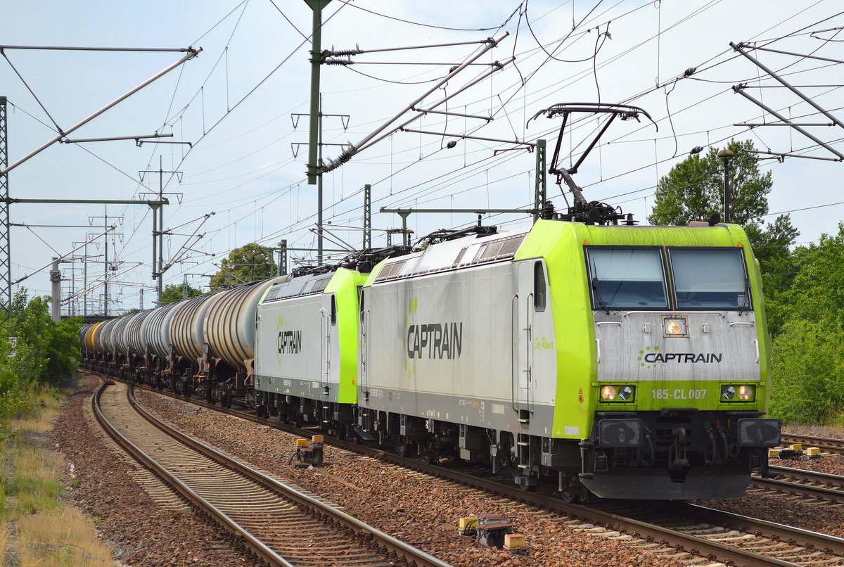 Captrain/ITL 185-CL 007 (185 507-1) mit der neu in Captrain-Farben versehenen 185 517-0 und Kesselwagenzug am Haken am 27.06.17 Bf. Flughafen Berlin-Schönefeld. 