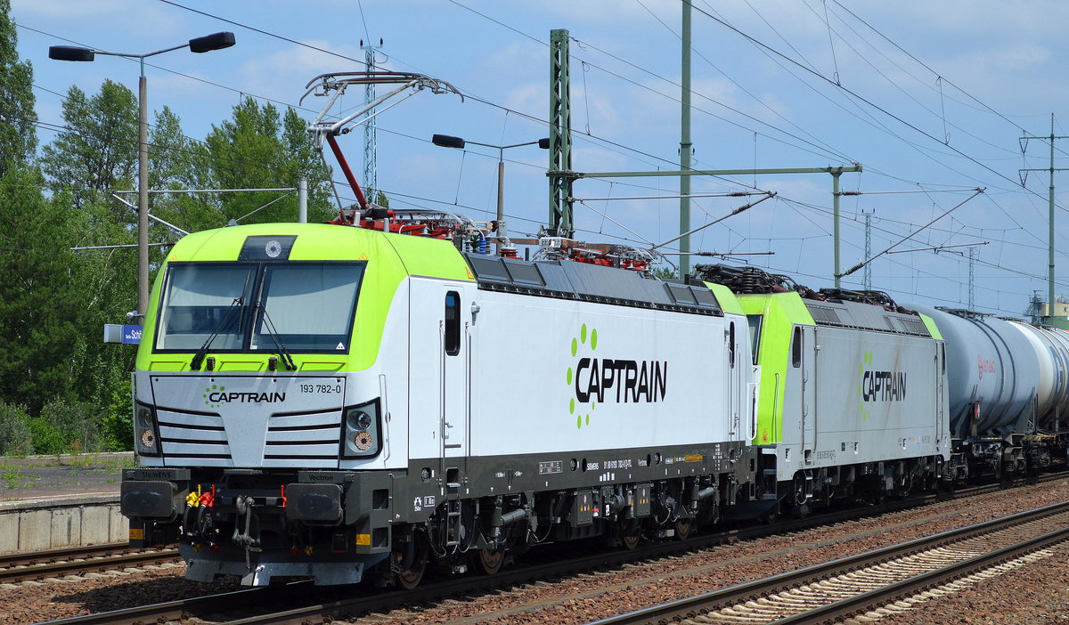 Captrain/ITL 193 782-0 (91 80 6193 782-0 D-ITL, Siemens Bj.2017?) mit 185 581-6 und Kesselwagenzug (Dieselkraftstoff) am Haken am 28.06.17 Durchfahrt Bf. Flughafen Berlin-Schönefeld.
