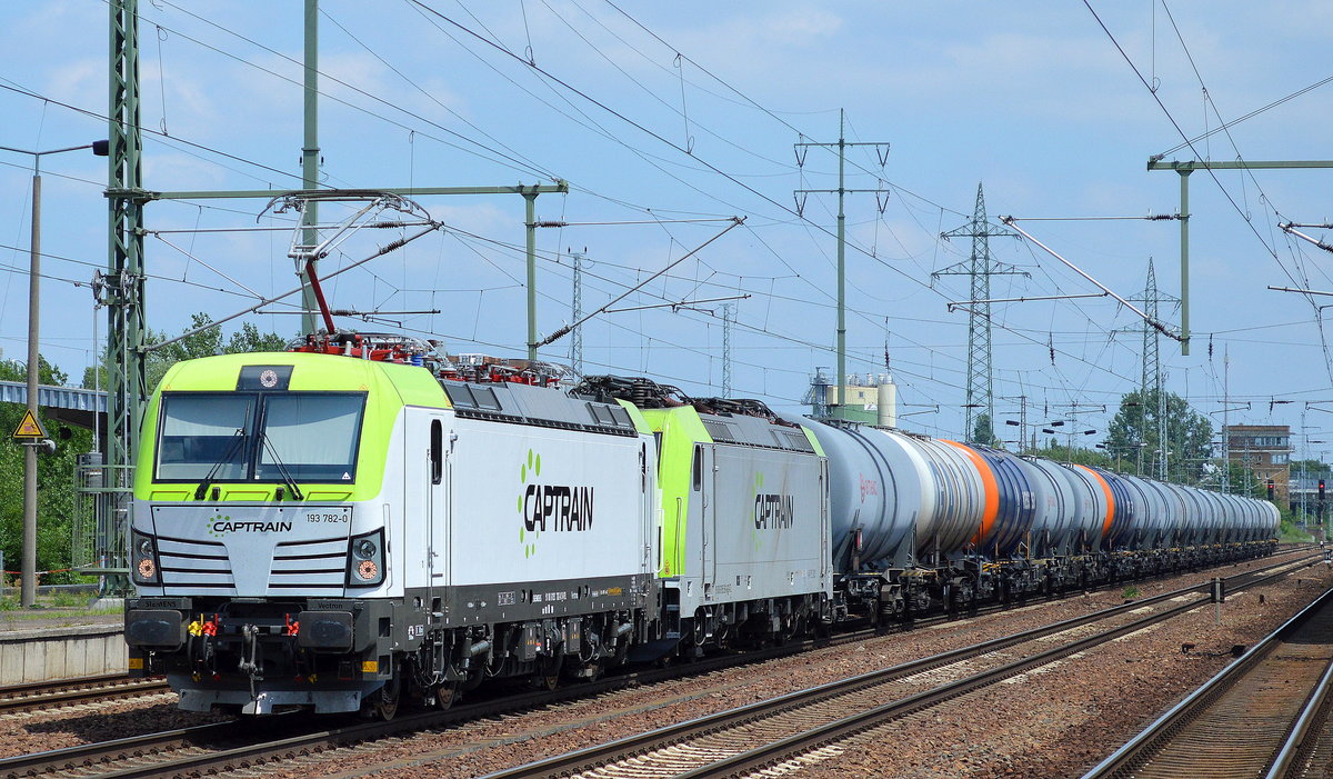 Captrain/ITL 193 782-0 (91 80 6193 782-0 D-ITL, Siemens Bj.2017?) mit 185 581-6 und Kesselwagenzug (Dieselkraftstoff) am Haken am 28.06.17 Durchfahrt Bf. Flughafen Berlin-Schönefeld.