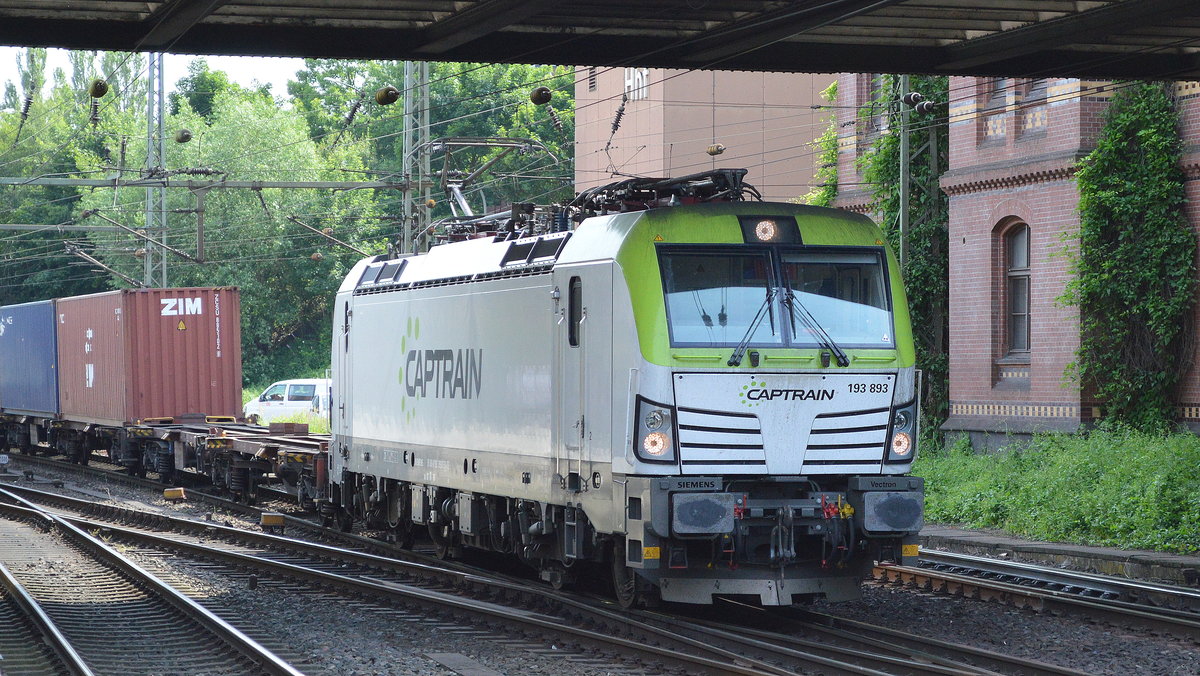 Captrain/ITL 193 893-5  [NVR-Number: 91 80 6193 893-5 D-ITL, Siemens Bj.2015]  und Containerzug am 20.06.17 Einfahrt Hamburger Hafen im Bf. Hamburg-Harburg.