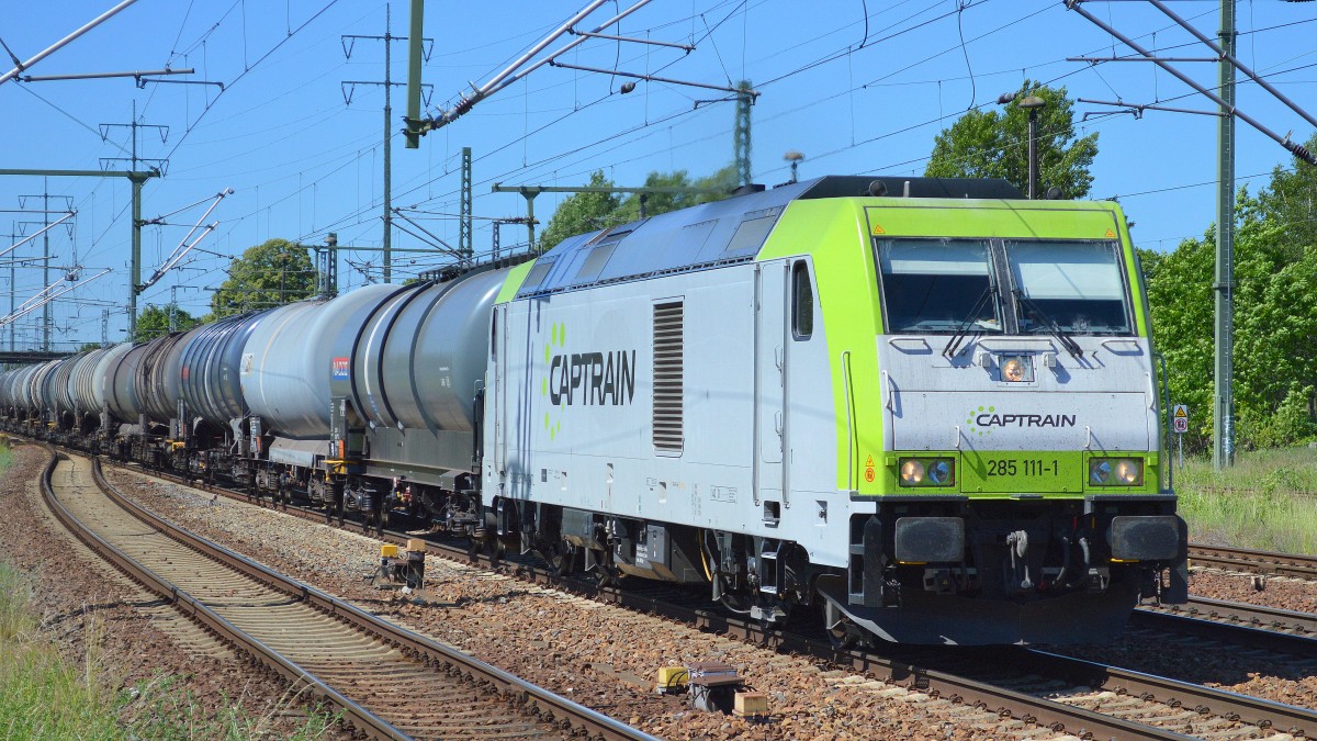 Captrain/ITL 285 111-1 mit Kesselwagenzug am 05.06.15 Durchfahrt Bhf. Flughafen Berlin-Schönefeld.