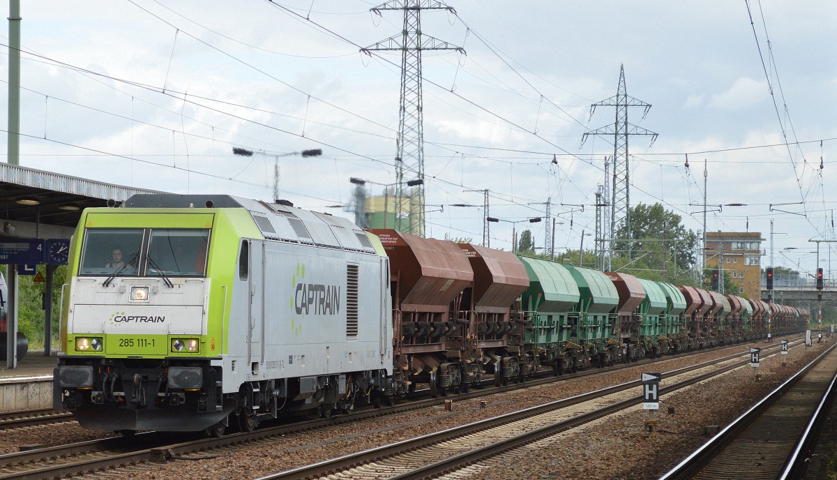 Captrain/ITL 285 111-1 mit Schüttgutwagenzug am 30.07.15 Bhf. Flughafen Berlin-Schönefeld.