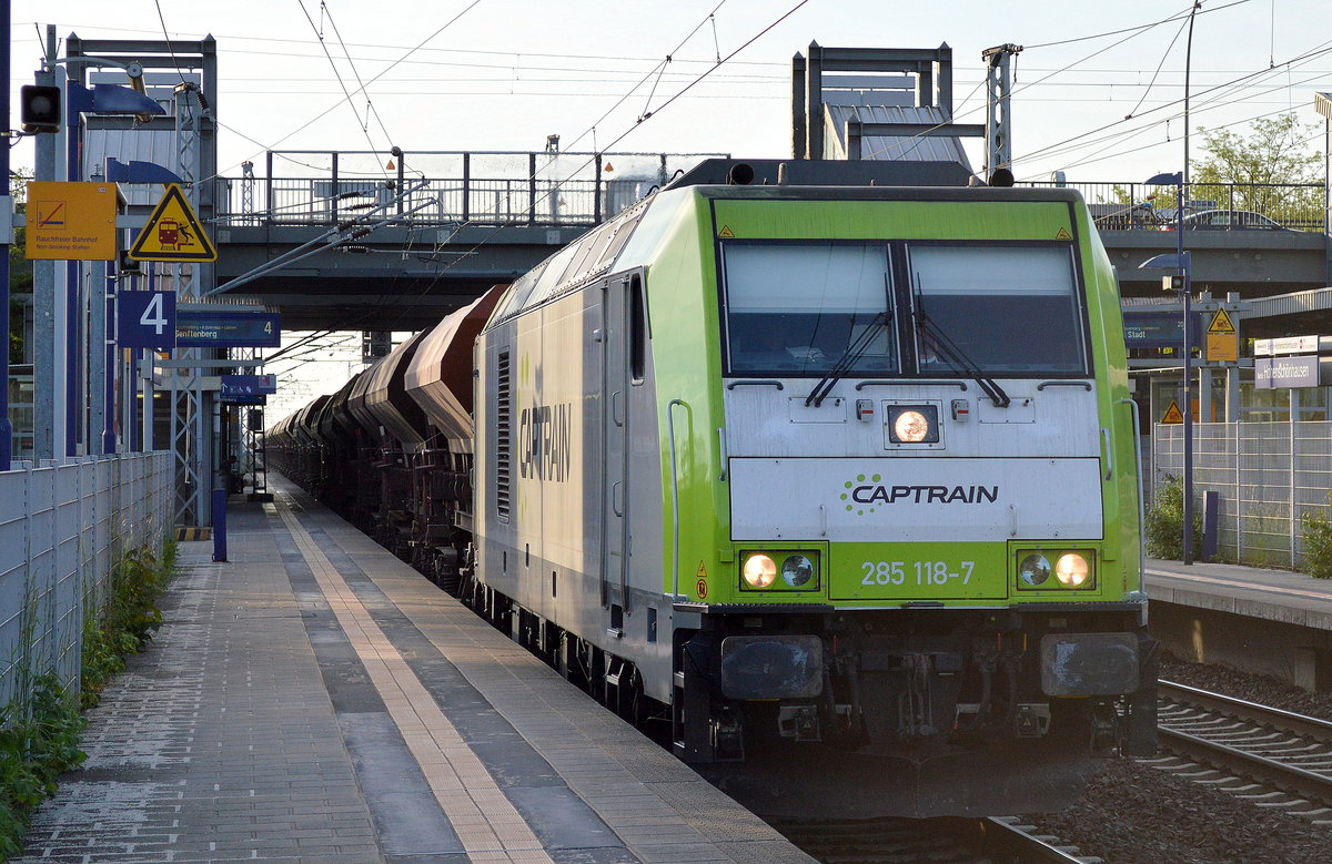Captrain/ITL 285 118-7 mit Schüttgutwagenzug am 18.05.17 Durchfahrt Bf. Berlin-Hohenschönhausen.