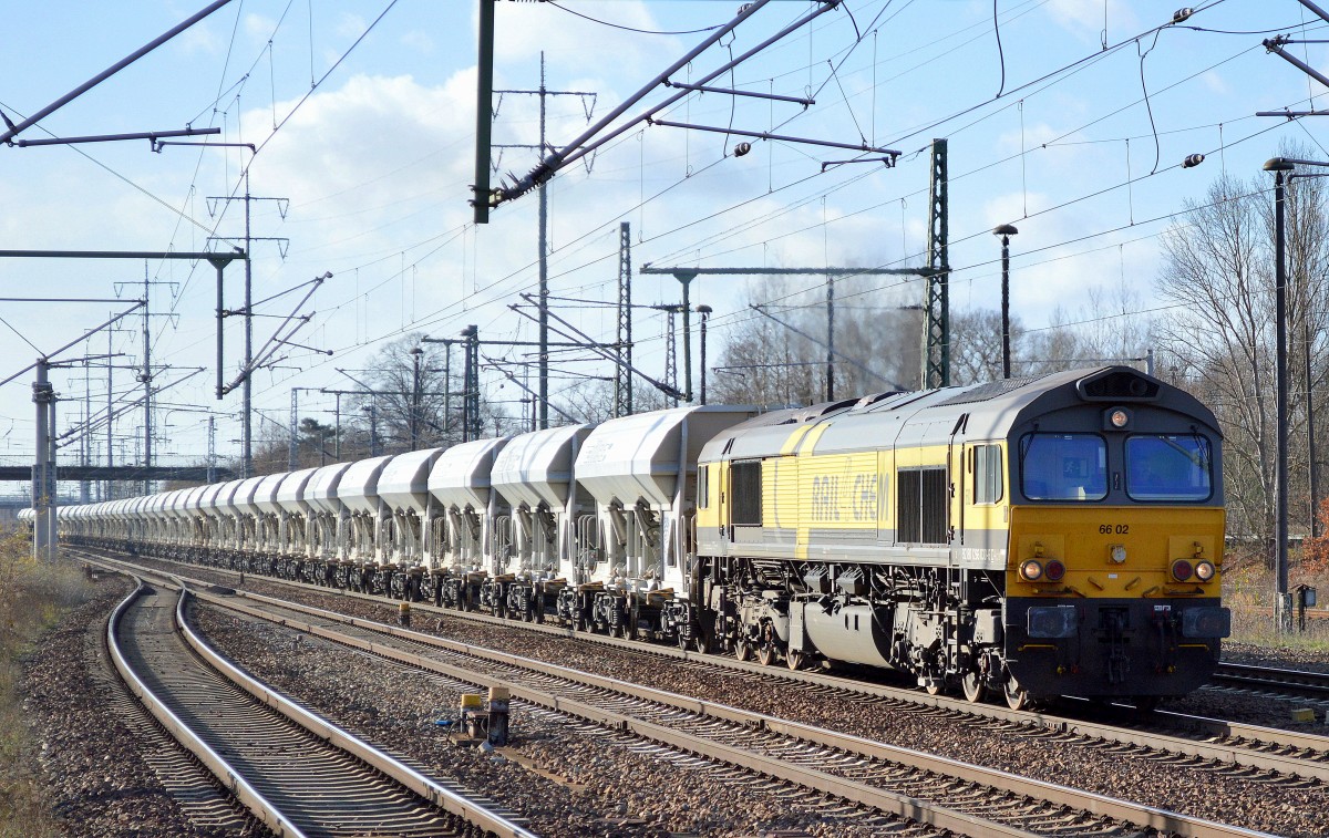 Captrain/ITL 66 02 (26 030-6)mit Schüttgutwagenzug am 19.11.15 Bhf. Flughafen Berlin-Schönefeld.