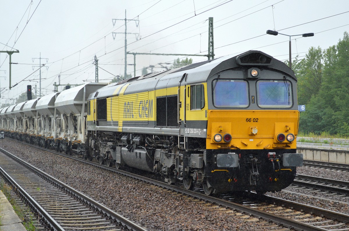 Captrain/ITL 66 02 (266 030-6) mit Ganzzug Schüttgutwagen Richtung Berlin-Marzahn am 14.07.15 Bhf. Flughafen Berlin-Schönefeld.