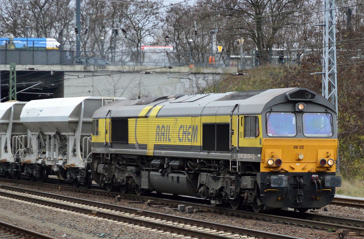 Captrain/ITL 66 02/266 030-6 mit dem täglichen Schüttgutwagenzug Richtung Industrieübergabegebiet Berlin Nordost am 26.11.15 Berlin-Springpfuhl.