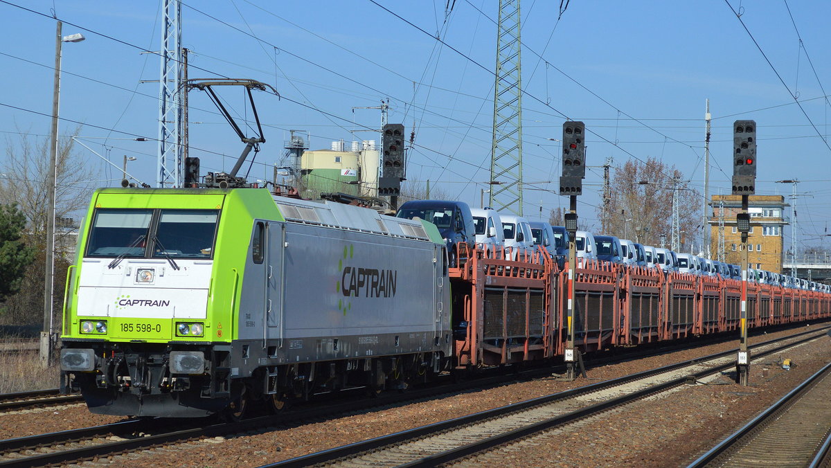Captrain/ITL Lok 185 598-0 mit PKW-Transportzug (fabrikneue VW Nutzfahrzeuge aus polnischer Produktion), 28.03.17 Bf. Flughafen Berlin-Schönefeld.