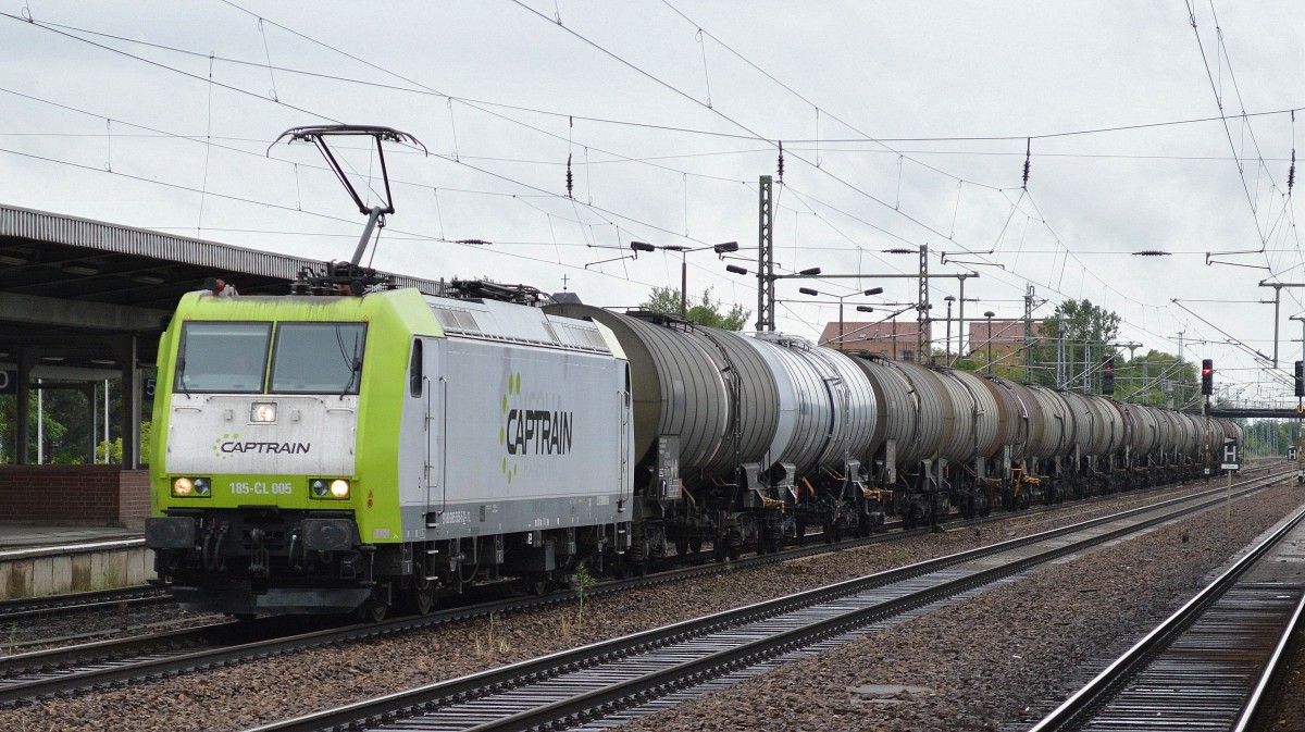 Captrain/ITL Lok 185-CL 005 (185 505-5) mit Kesselwagenzug Durchfahrt Bhf. Flughafen Berlin-Schönefeld, 01.06.15