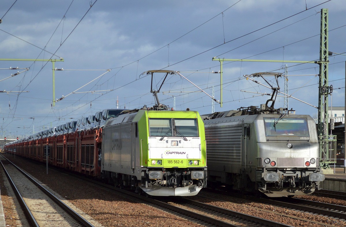 Captrain/ITL mit 185 562-6 und einem PKW-Transportzug VW-Nutzfahrzeuge am 19.11.15 Bhf. Flughafen Berlin-Schönefeld.