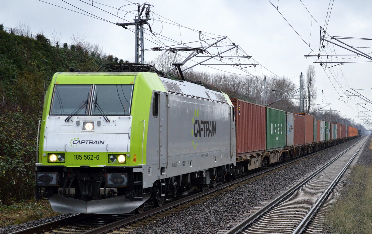 Captrain/ITL mit 185 562-6 mit Containerzug am 18.12.15 Berlin-Hohenschönhausen.