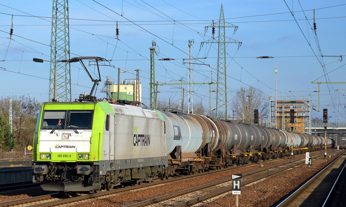 Captrain/ITL mit 185 650-9 mit Kesselwagenzug (Dieselkraftstoff) am 07.12.17 Bf. Flughafen Berlin-Schönefeld.