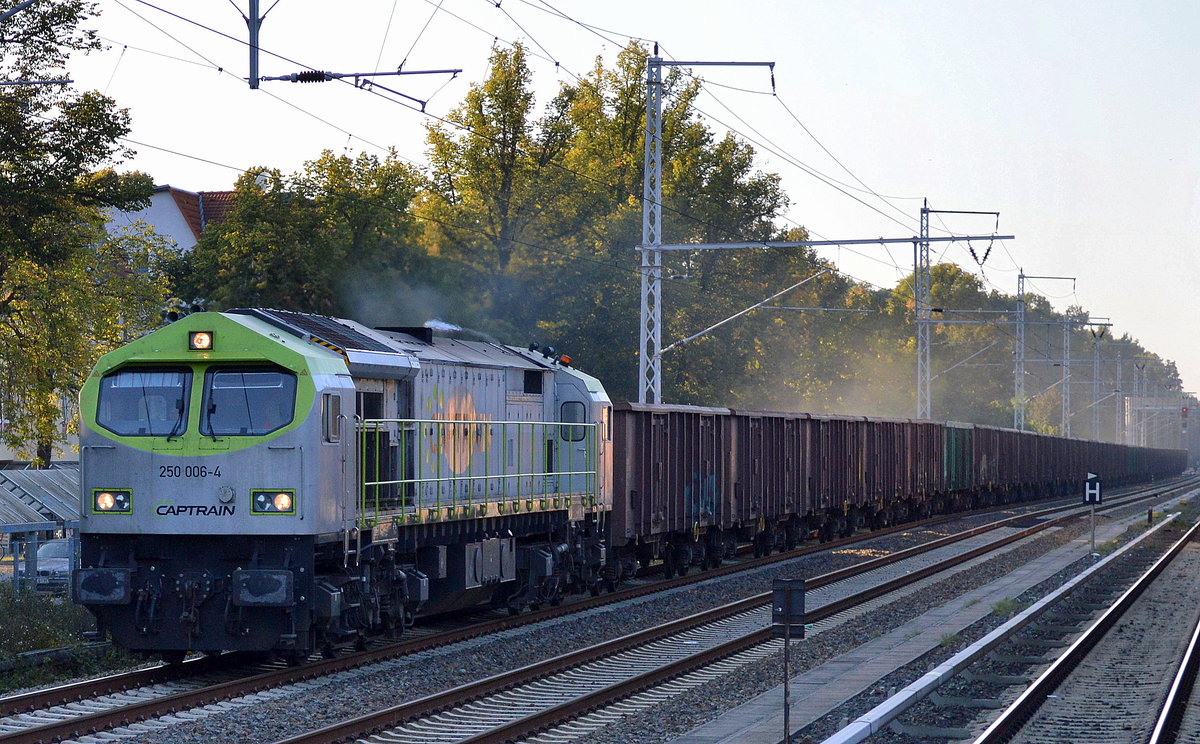 Captrain/ITL mit einem rauchendem Tiger (250 006-4) und einem qualmenden Ganzzug offener Güterwagen am 07.09.16 Eichwalde bei Berlin Richtung Königs Wusterhausen.