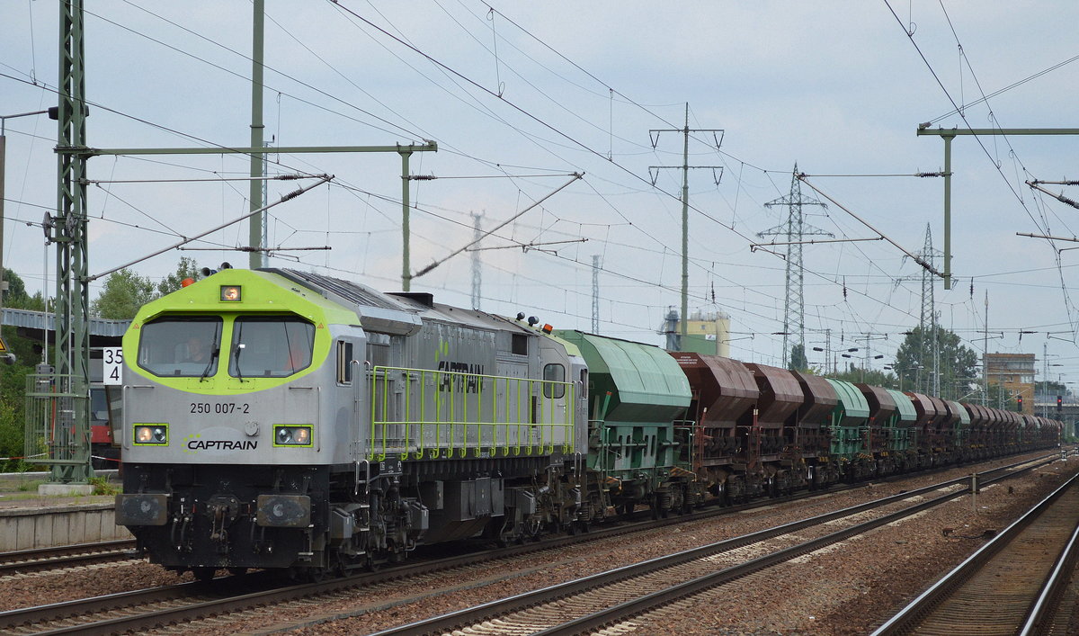 Captrain/ITL Tiger 250 007-2 mit einem Schüttgutwagenzug am 28.07.16 Durchfahrt Bf. Flughafen Berlin-Schönefeld. Nochmals Grüße an den Tf.