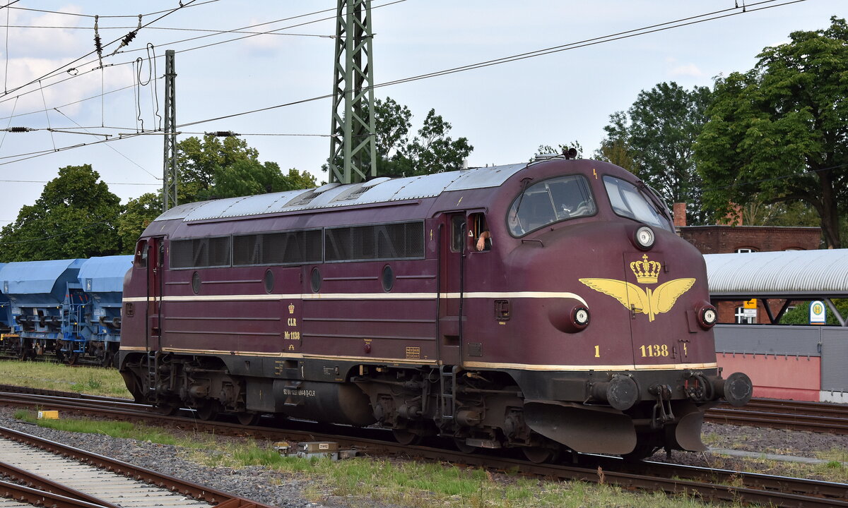 Cargo Logistik Rail-Service GmbH, Barleben (CLR) mit ihrer  My 1138  (NVR:  92 80 1227 004-9 D-CLR ) kam zu Rangiertätigkeiten Höhe Bahnhof Stendal Hbf. um dann mit einigen abgestellten PRESS Schüttgutwagen für Schotter die Abstellgruppe wieder zu verlassen, 03.06.25