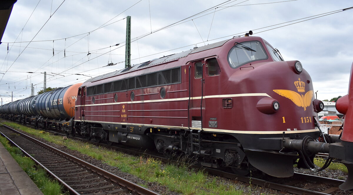 Cargo Logistik Rail-Service GmbH, Barleben (CLR) mit der Doppeltraktion NoHAB AA16  My 1142  (NVR:  92 80 1227 005-6 D-CLR ) +  My 1151  (NVR:  92 80 1227 009-8 D-CLR ) und einem Kesselwagenzug (Ethanol) am 18.09.25 Höhe Bahnhof Magdeburg-Neustadt.