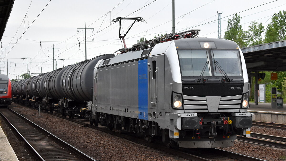 CargoServ - Cargo Service GmbH, Linz [A] mit der geleasten Railpool Vectron  6193 182  [NVR-Nummer: 91 80 6193 182-3 D-Rpool] und einem Kesselwagenzug (für Styrol) Richtung Frankfurt/Oder am 03.05.25 Höhe Bahnhof Schönefeld b. Berlin.