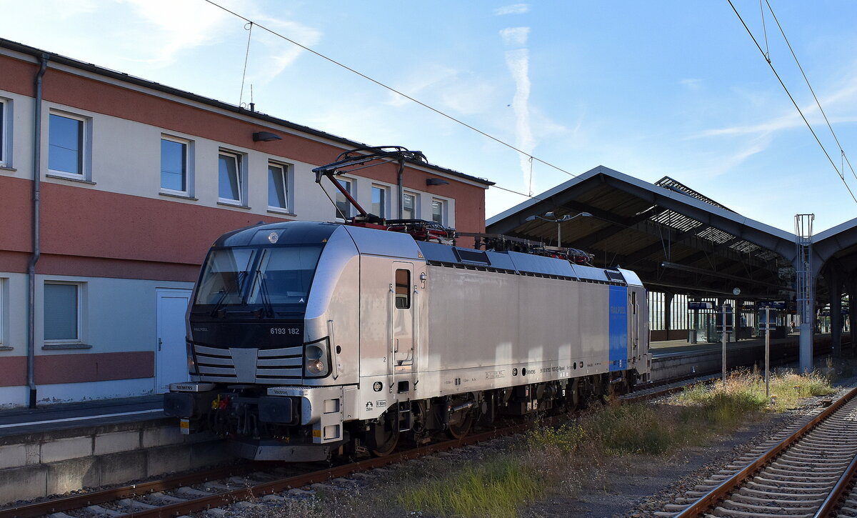 CargoServ - Cargo Service GmbH, Linz [A] mit der geleasten Railpool Vectron  6193 182  [NVR-Nummer: 91 80 6193 182-3 D-Rpool] am 26.08.25 Durchfahrt Bahnhof Frankfurt/Oder.