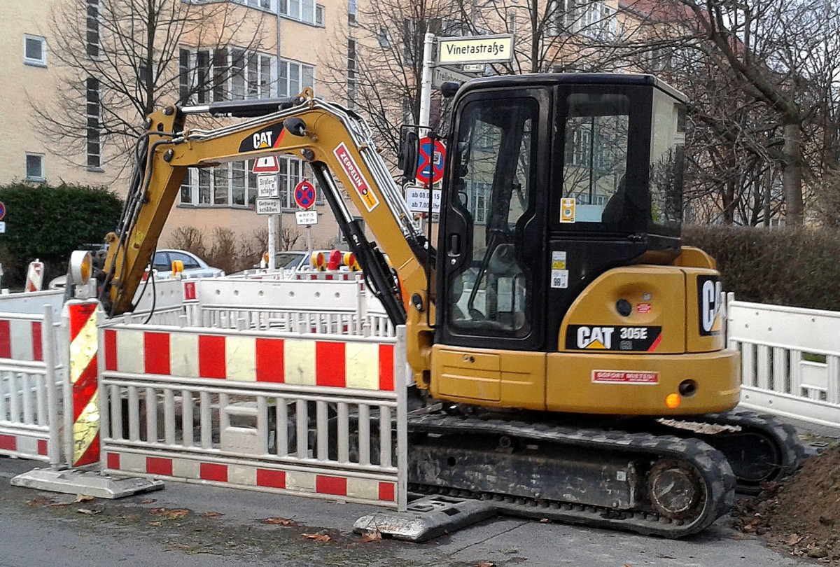 CAT 305E CR Minibagger (Mietbaumschine) am 18.01.15 Berlin-Pankow.