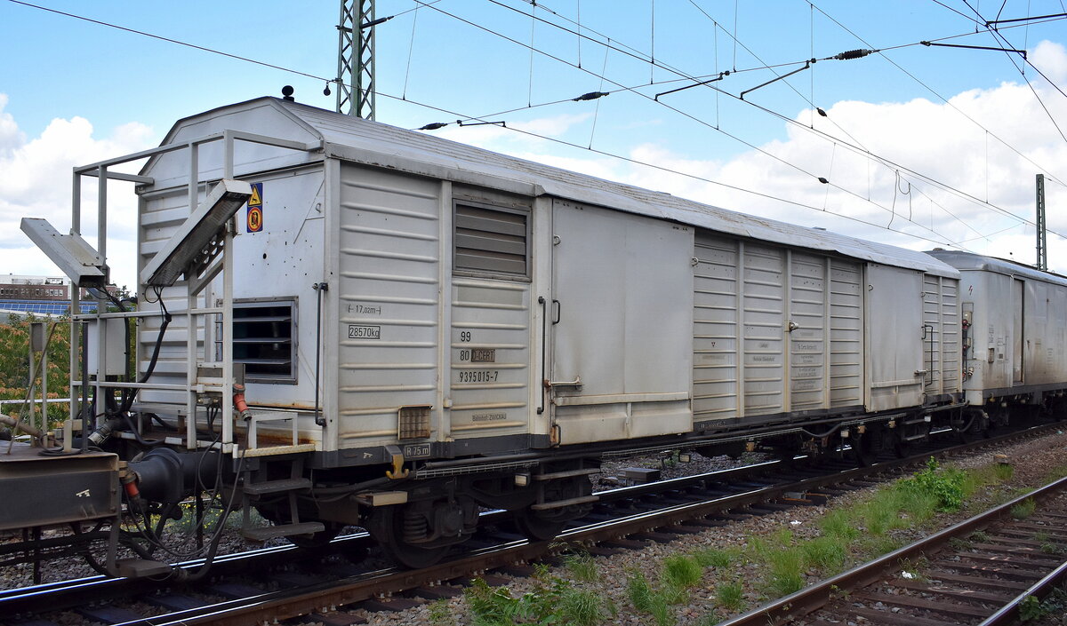 Certis Belchim B.V. Railservice mit einem Beiwagen mit der Nr. 99 80 D-CERT 9395015-7 Bahnhof: ZWICKAU des firmeneigenen Unkrautvernichtungszuges am 23.09.25 Höhe Bahnhof Magdeburg-Neustadt.