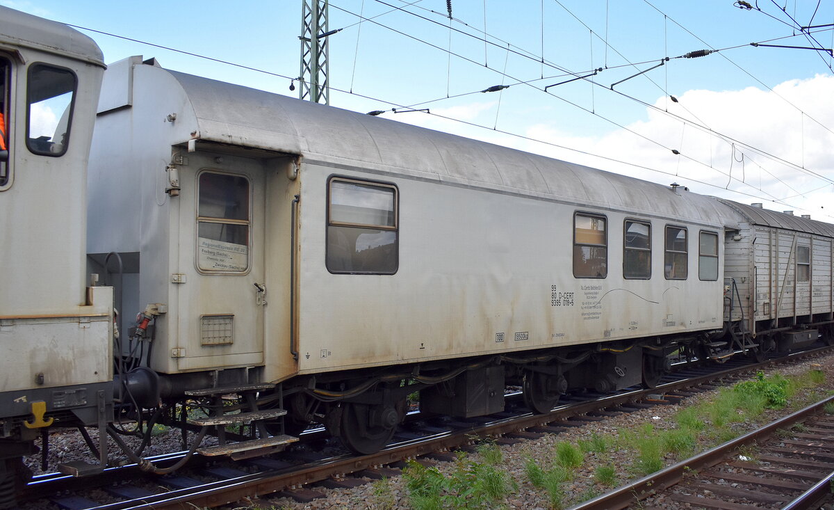 Certis Belchim B.V. Railservice mit dem Aufenthaltswagen mit der Nr. 99 80 D-CERT 9395 016-5 Bahnhof: ZWICKAU des firmeneigenen Unkrautvernichtungszuges am 23.09.25 Höhe Bahnhof Magdeburg-Neustadt.