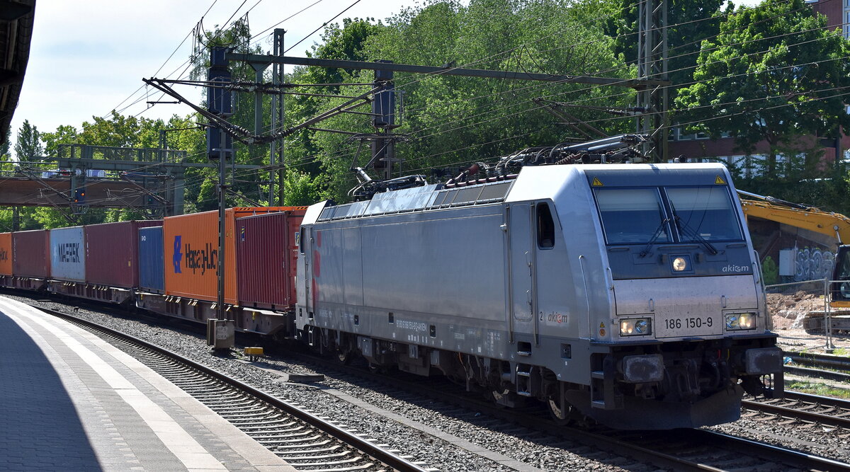 CFL Cargo Deutschland GmbH, Flensburg [D] mit der geleasten Akiem Lok  186 150-9  [NVR-Nummer: 91 80 6186 150-9 D-AKIEM] und einem Containerzug Richtung Hamburger Hafen am 14.05.25 Höhe Bahnhof Hamburg-Harburg.