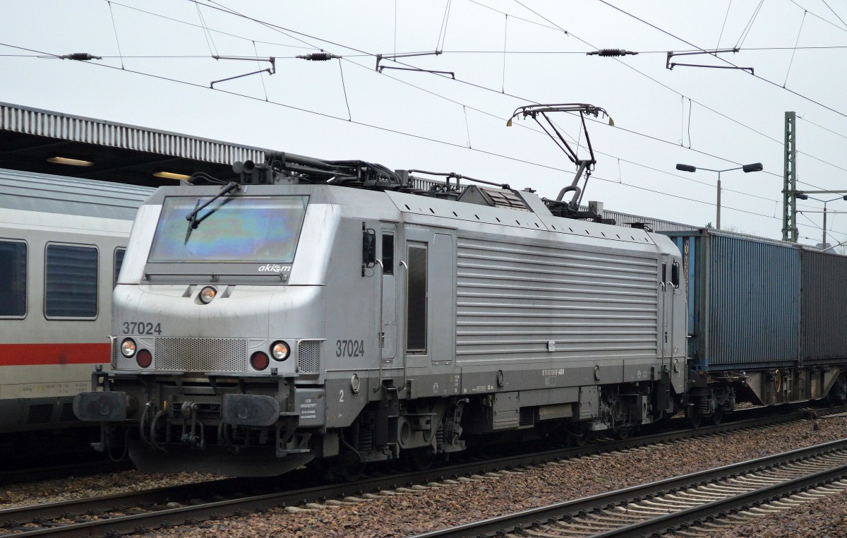 CFL Cargo mit der akiem Lok 37024 (91 87 0037024-3 F-AKIEM) und Thyssen-Containerzug am 15.02.16 Durchfahrt Bhf. Flughafen Berlin-Schönefeld.