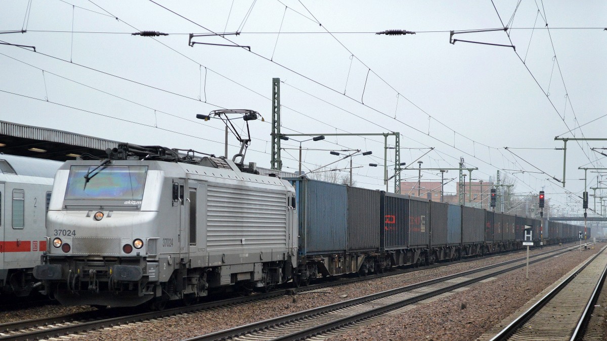 CFL Cargo mit der akiem Lok 37024 (91 87 0037024-3 F-AKIEM) und Thyssen-Containerzug am 15.02.16 Durchfahrt Bhf. Flughafen Berlin-Schönefeld.