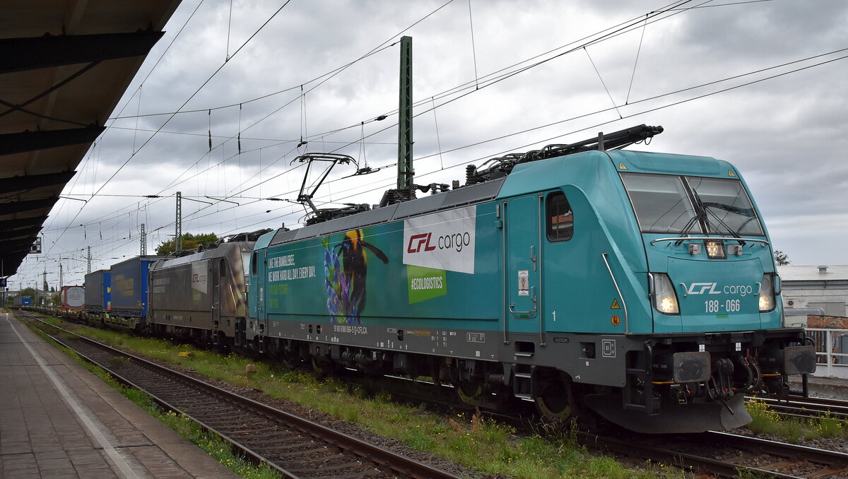CFL Cargo S. A., Esch-sur-Alzette [L] mit ihre  188 066  [NVR-Nummer: 91 80 6188 066-5 D-CFLCA] und  188 063  [NVR-Nummer: 91 80 6188 063-2 D-CFLCA] + KLV-Zug am Haken am 11.09.25 Höhe Bahnhof Magdeburg-Neustadt.