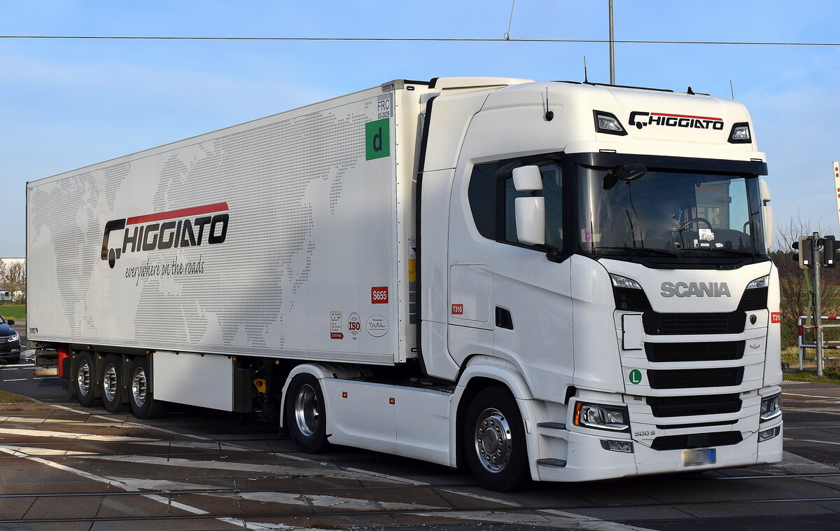 Chiggiato SpA aus Italien mit einem Sattelzug mit neuer SCANIA 500 S Zugmaschine am 18.12.25 Bahnübergang Bahnhof Rodleben.