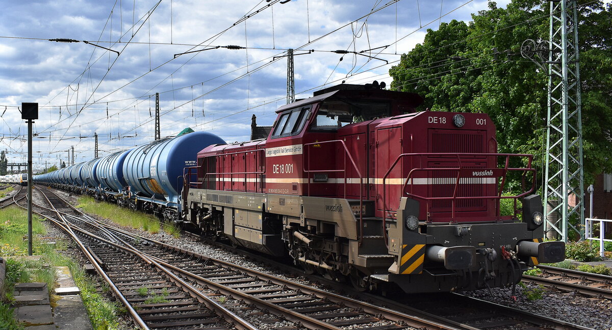 CLR - Cargo Logistik Rail-Service GmbH, Barleben-Ebendorf [D] mit ihrer vossloh DE 18 Diesellok  DE 18 001  [NVR-Nummer: 92 80 4185 034-0 D-CLR] und einem Kesselwagenzug  (für Ethanol) am 08.05.25 Höhe Bahnhof Magdeburg Neustadt.