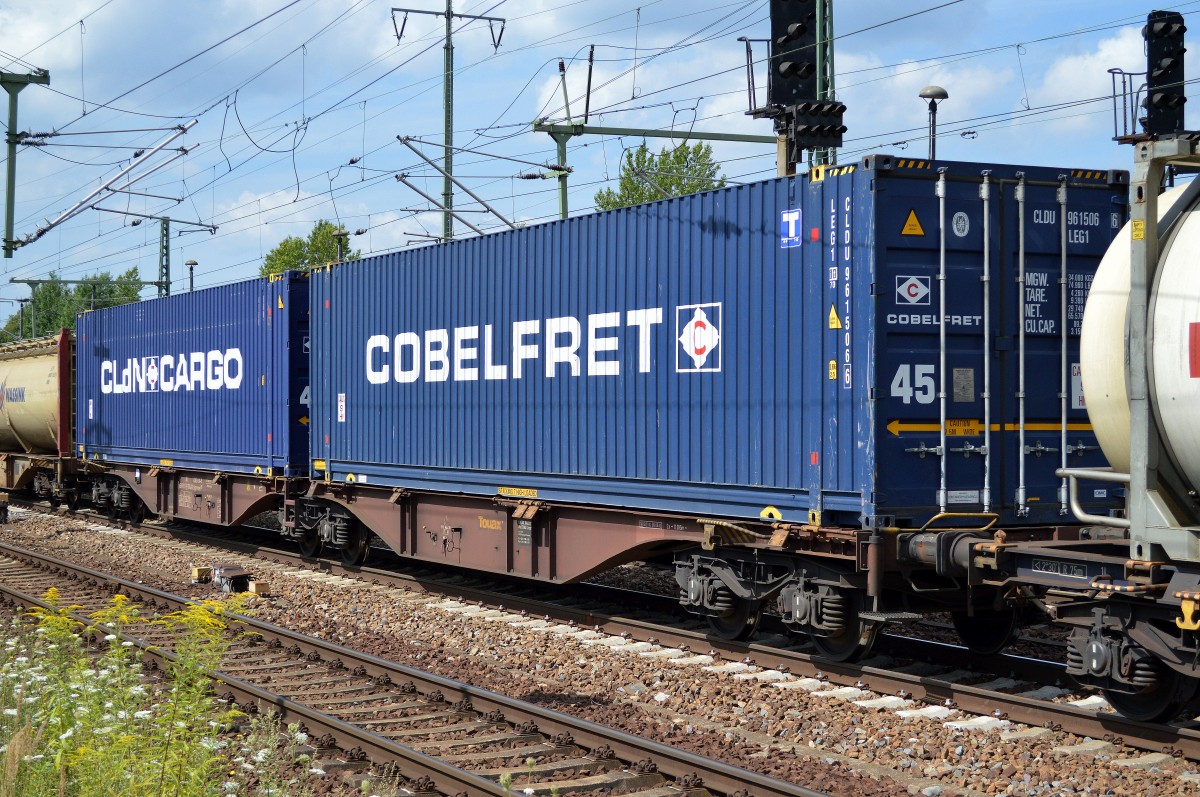 COBELFRET ist ein belgischer Logistiker mit Sitz in Antwerben und daneben ein Container der CLdN Cargo die auf Transporte von Container zwischen Rotterdam und Irland spezialisiert sind, 01.08.14 Bhf. Flughafen Berlin-Sch�nefeld.