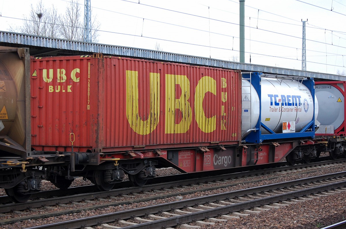 Containertragwagen der DB eingestellt mit der Nr. 31 RIV 80 D-DB 4556 417-2 Sgns 691 am 21.11.13 Bhf. Flughafen Berlin-Sch�nefeld.