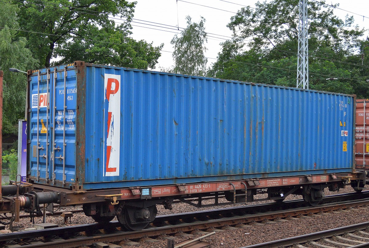 Containertragwagen der DB Intermordal Services GmbH mit der Nr. 25 RIV 80 D-BTSK 4426 433-5 Lgs 580 beladen mit PIL Container am 23.07.15 Berlin Hirschgarten.