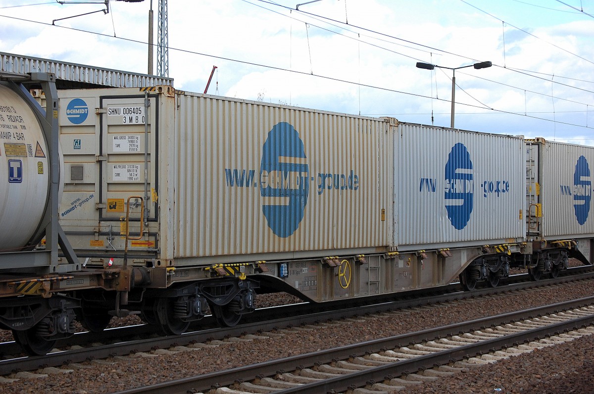 Containertragwagen der DB mit der Nr. 31 RIV 80 D-DB 4557 806-5 Sgns 692 (AAE S113) am 09.11.13 Bhf. Flughafen Berlin-Sch�nefeld.